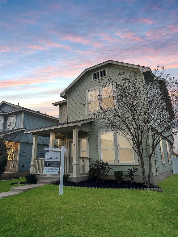 view of front of property featuring a front yard