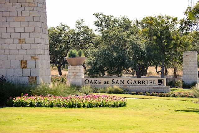 community sign featuring a lawn