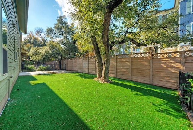 view of yard featuring a fenced backyard