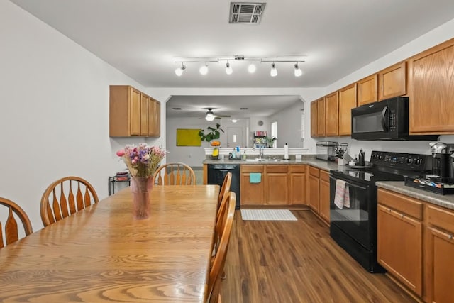 kitchen featuring visible vents, a ceiling fan, dark wood-style floors, a peninsula, and black appliances