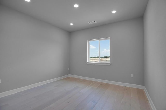 unfurnished room with light wood finished floors, visible vents, recessed lighting, and baseboards