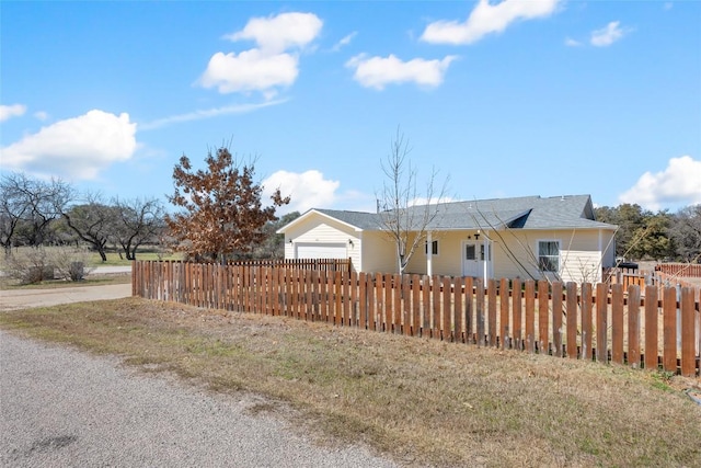 view of front facade featuring a fenced front yard