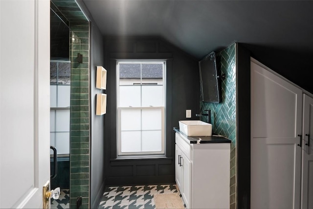 full bathroom featuring vaulted ceiling, tasteful backsplash, an enclosed shower, and vanity