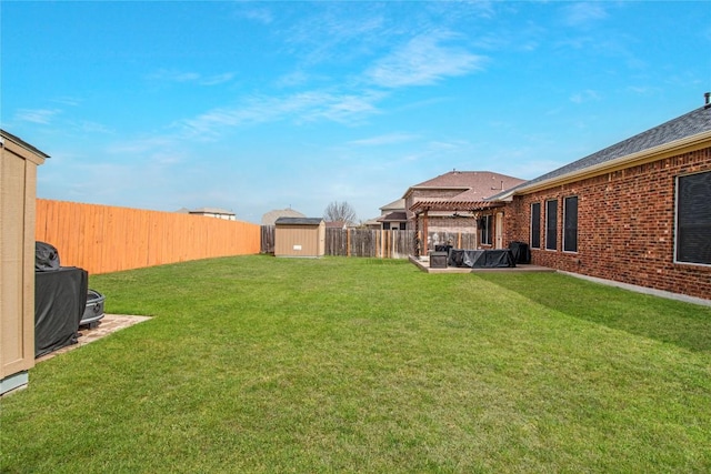 view of yard featuring a storage shed, a fenced backyard, an outbuilding, a patio area, and a pergola