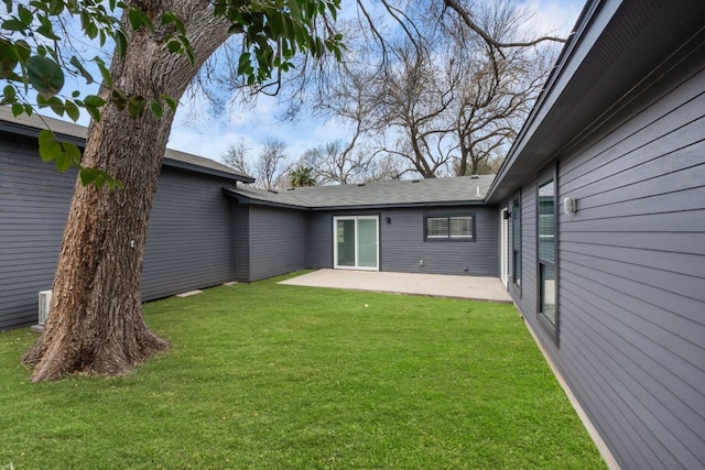 view of yard featuring a patio area