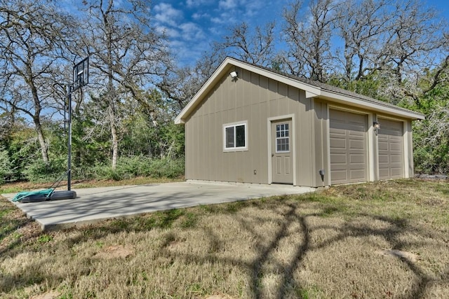 view of detached garage