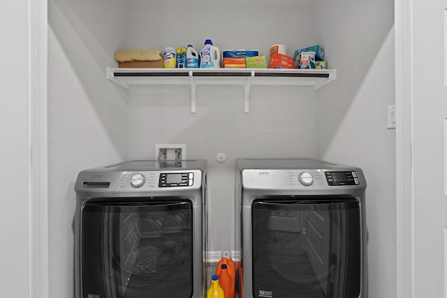 laundry room with laundry area and independent washer and dryer