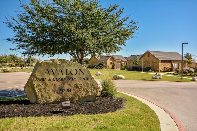 community / neighborhood sign featuring a lawn