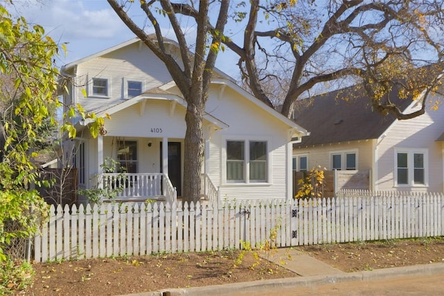 view of front of property featuring a porch, a gate, and a fenced front yard