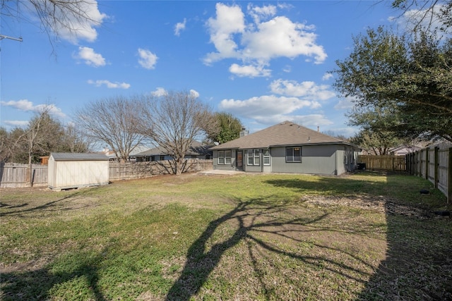 view of yard with a shed, an outdoor structure, and a fenced backyard