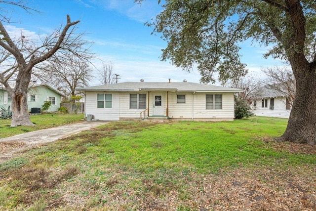 ranch-style house featuring driveway and a front yard