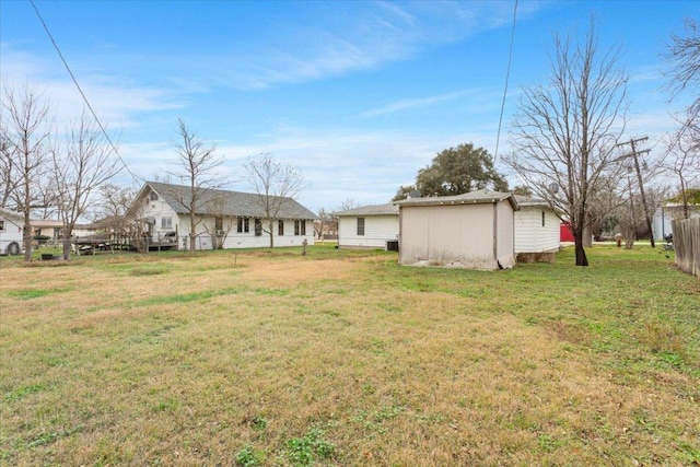 view of yard featuring an outbuilding