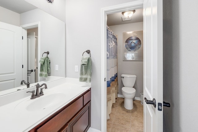 full bathroom featuring a shower with shower curtain, toilet, vanity, baseboards, and tile patterned floors