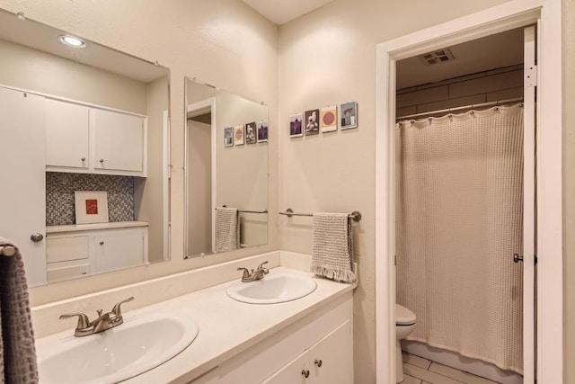 3404 S Oak Dr, Austin, TX 78704 - full bathroom featuring toilet, double vanity, a shower with shower curtain, and recessed lighting