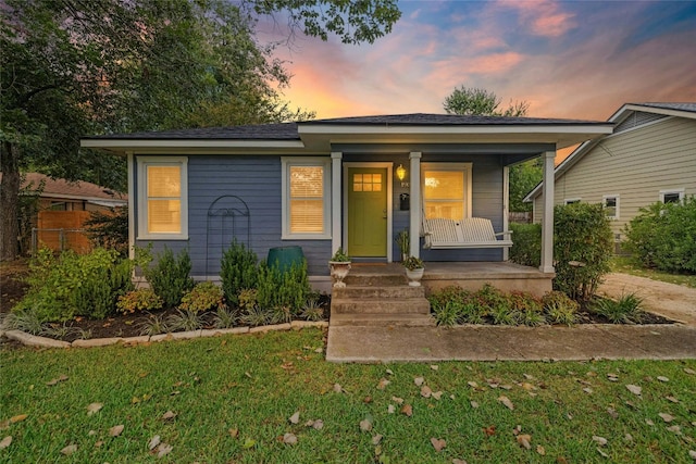 view of front facade featuring covered porch and a front lawn