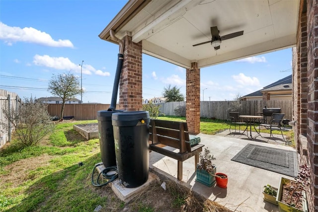 view of patio / terrace featuring a fenced backyard, outdoor dining area, and a ceiling fan