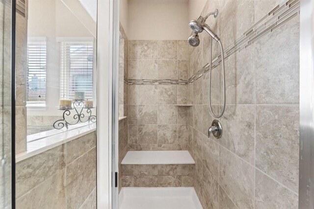 bathroom featuring a tile shower