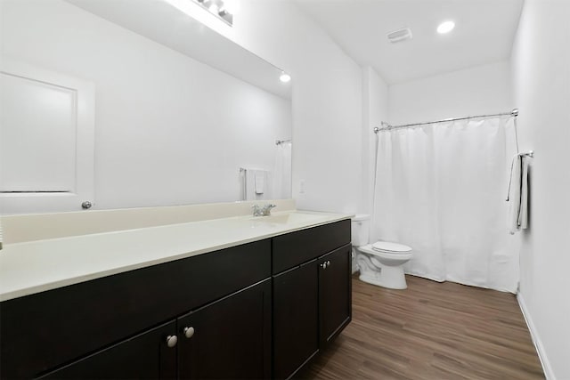 full bath featuring recessed lighting, a shower with shower curtain, toilet, vanity, and wood finished floors