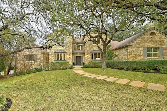 view of front facade featuring a front lawn