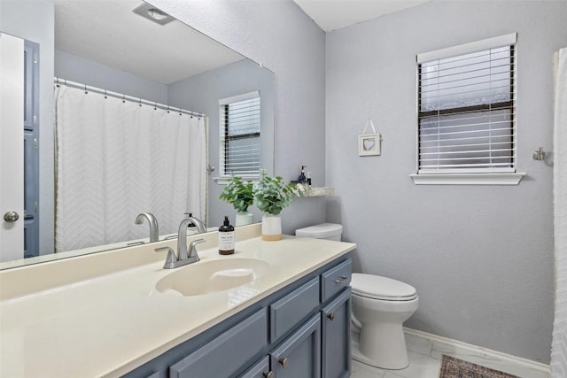 bathroom with a shower with shower curtain, baseboards, vanity, and toilet