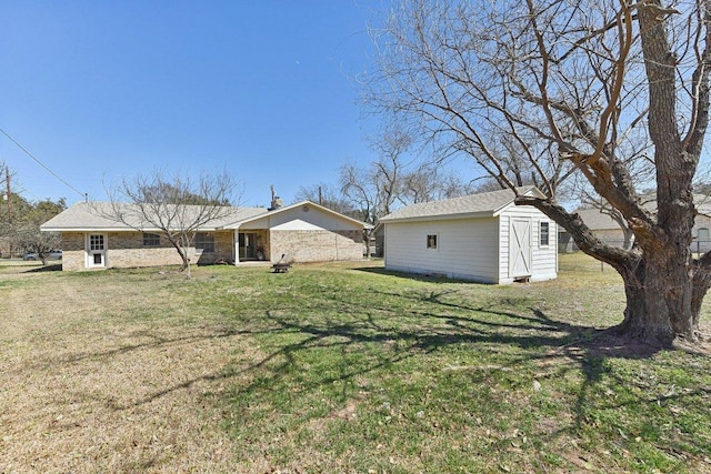 view of yard with an outbuilding