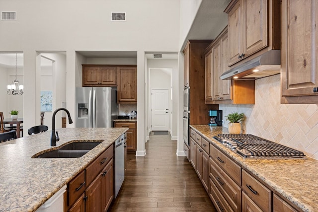 kitchen featuring appliances with stainless steel finishes, visible vents, a sink, and under cabinet range hood