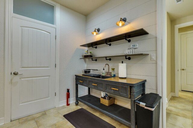 804 San Remo Blvd Unit 26B, Lakeway, TX 78734 - indoor bar with baseboards