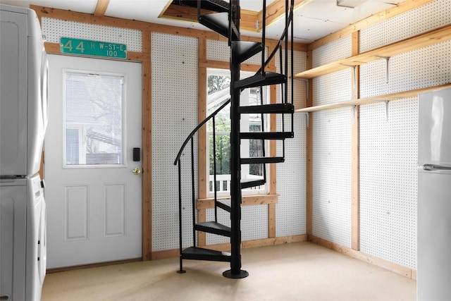 entryway featuring stacked washer / dryer