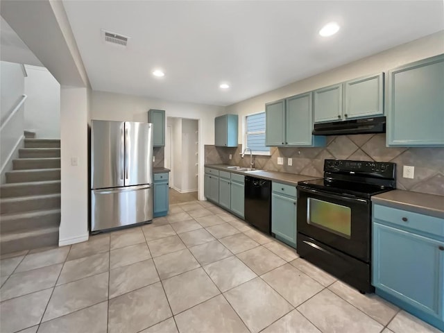 kitchen featuring under cabinet range hood, a sink, visible vents, backsplash, and black appliances