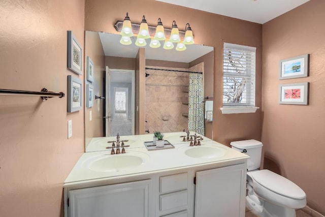 full bathroom featuring curtained shower, a sink, toilet, and double vanity