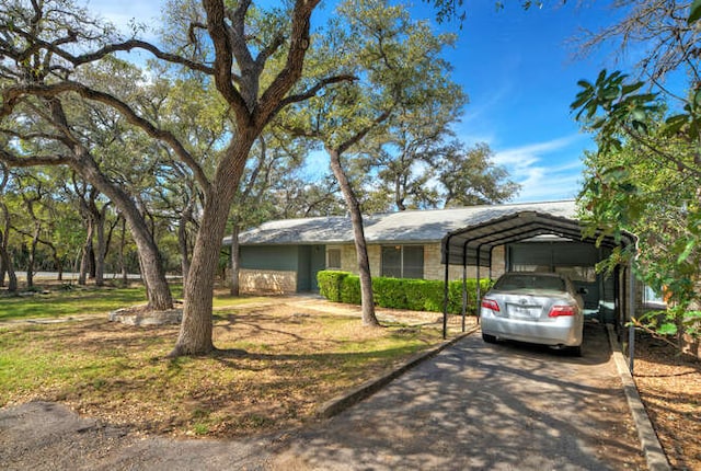 view of front facade with driveway and a detached carport