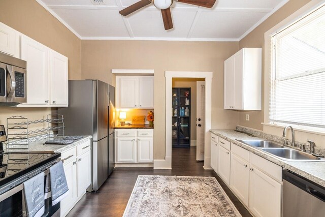 626 Saint Vincent St, Gonzales, TX 78629 - kitchen featuring appliances with stainless steel finishes, a sink, dark wood-style floors, ceiling fan, and white cabinetry