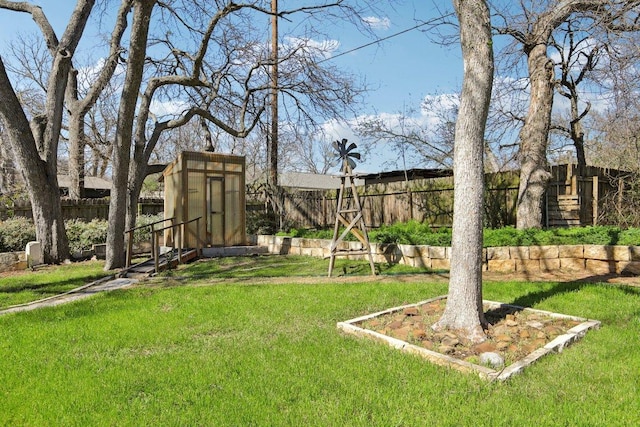 view of yard featuring a fenced backyard and an outbuilding