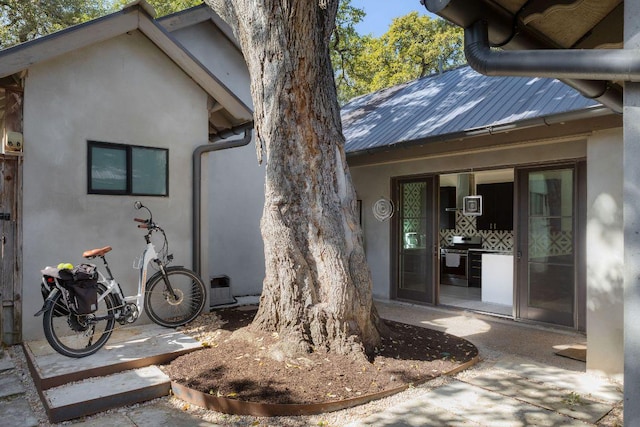 entrance to property with metal roof and stucco siding