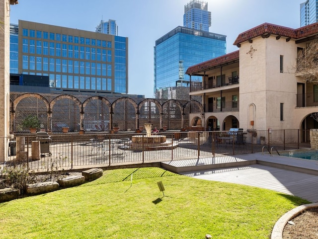 view of property's community featuring a lawn