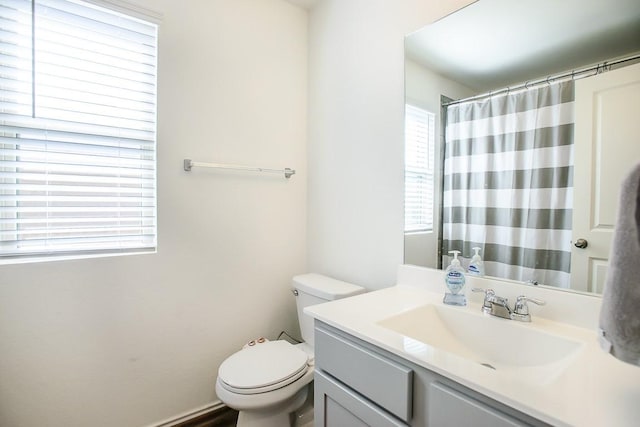 bathroom with a shower with curtain, vanity, and toilet