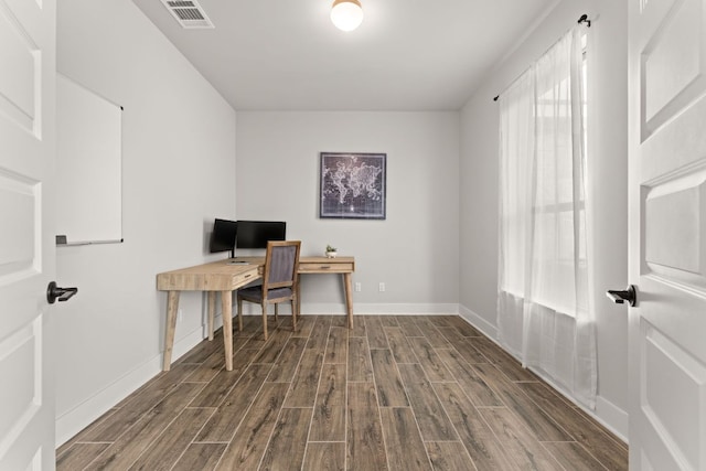 office area featuring wood tiled floor, visible vents, and baseboards