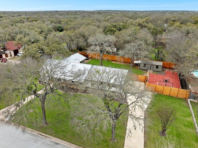 birds eye view of property featuring a forest view