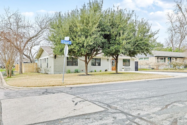 view of front of house featuring fence and a front yard