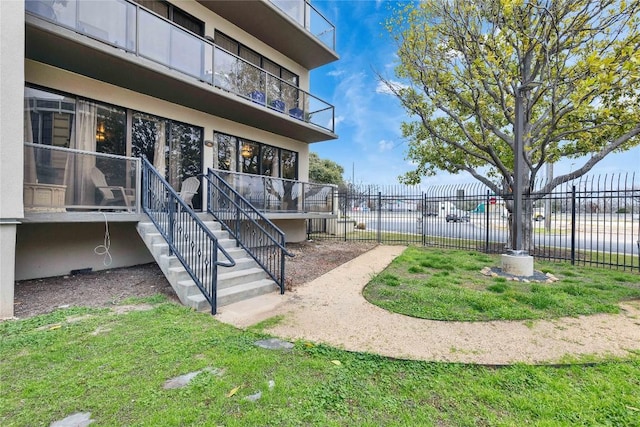 40 N Interstate 35 Hwy Unit 2D4, Austin, TX 78701 - view of property's community with fence and stairway