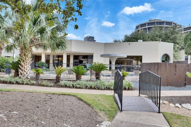 40 N Interstate 35 Hwy Unit 2D4, Austin, TX 78701 - view of front of home with fence and stucco siding