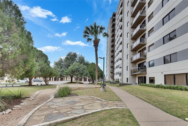 40 N Interstate 35 Hwy Unit 2D4, Austin, TX 78701 - view of property's community with a yard