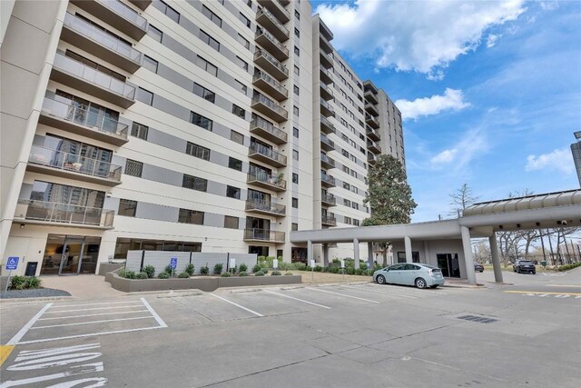 40 N Interstate 35 Hwy Unit 2D4, Austin, TX 78701 - view of apartment building / complex featuring uncovered parking