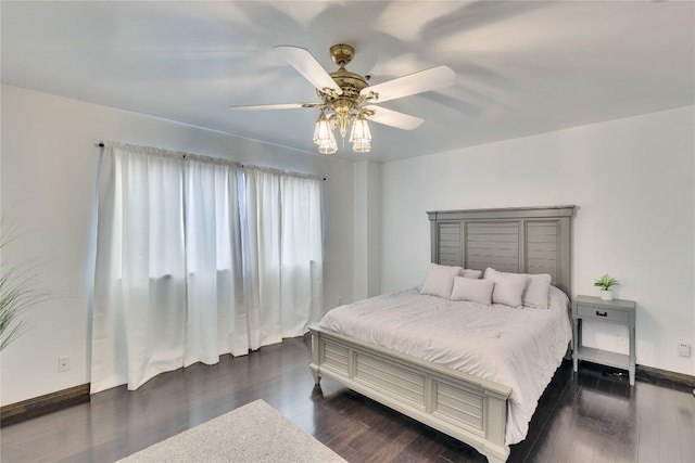40 N Interstate 35 Hwy Unit 2D4, Austin, TX 78701 - bedroom with dark wood-style floors and a ceiling fan