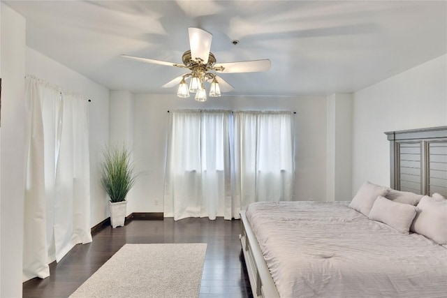 40 N Interstate 35 Hwy Unit 2D4, Austin, TX 78701 - bedroom with baseboards, a ceiling fan, and dark wood-type flooring