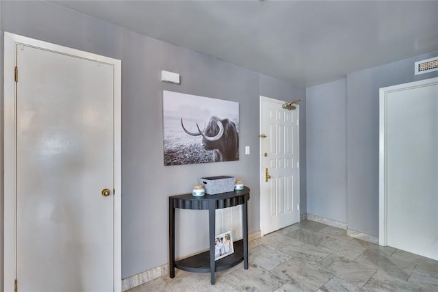 40 N Interstate 35 Hwy Unit 2D4, Austin, TX 78701 - foyer with baseboards