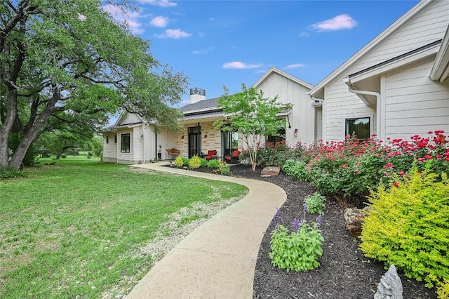 view of front of house featuring a front yard