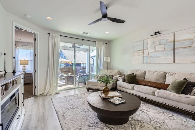 living room featuring light wood-style flooring, recessed lighting, visible vents, and ceiling fan