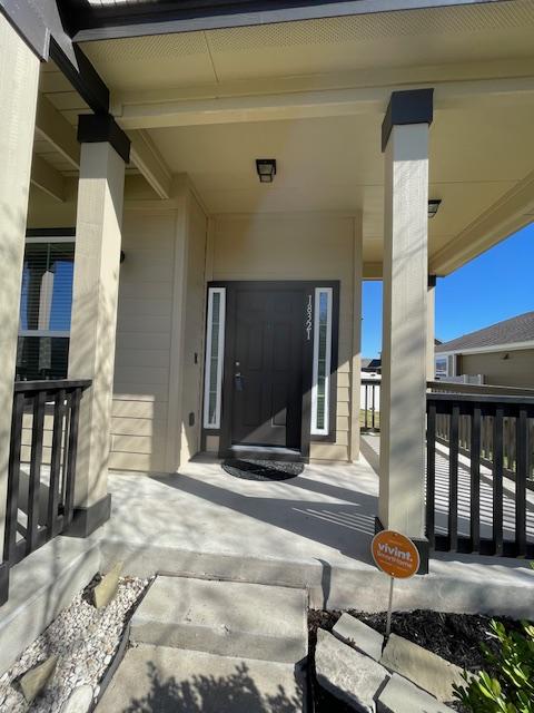 entrance to property featuring covered porch