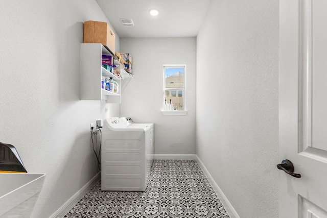 laundry room with laundry area, visible vents, washer and clothes dryer, and baseboards